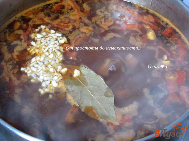 Фото приготовление рецепта: Томатный суп с грибами и базиликом шаг №6