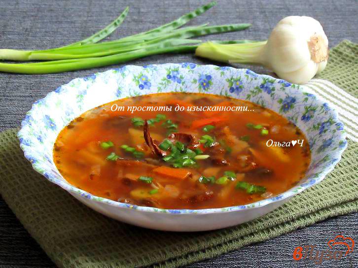 Фото приготовление рецепта: Томатный суп с грибами и базиликом шаг №7