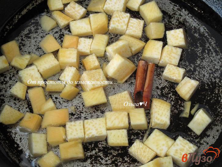 Фото приготовление рецепта: Репка, тушенная с яблоком и курагой (без масла) шаг №2