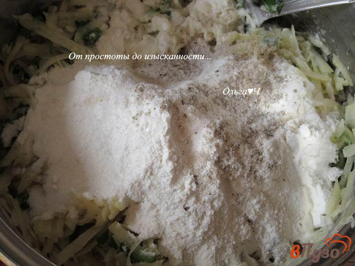 Фото приготовление рецепта: Картофельные драники в вафельнице шаг №3