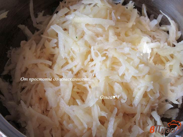 Фото приготовление рецепта: Картофельные драники в вафельнице шаг №2