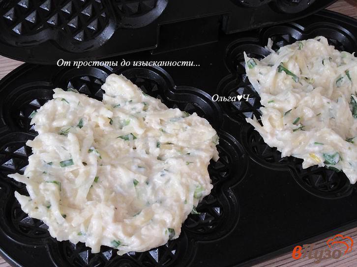 Фото приготовление рецепта: Картофельные драники в вафельнице шаг №5