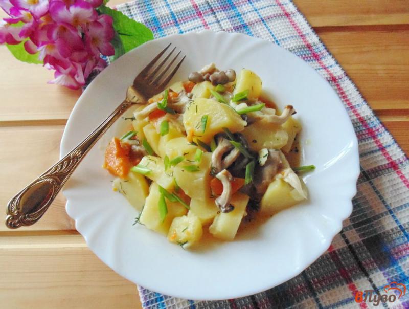 Фото приготовление рецепта: Картофель с тыквой и вешенками в сметане шаг №6