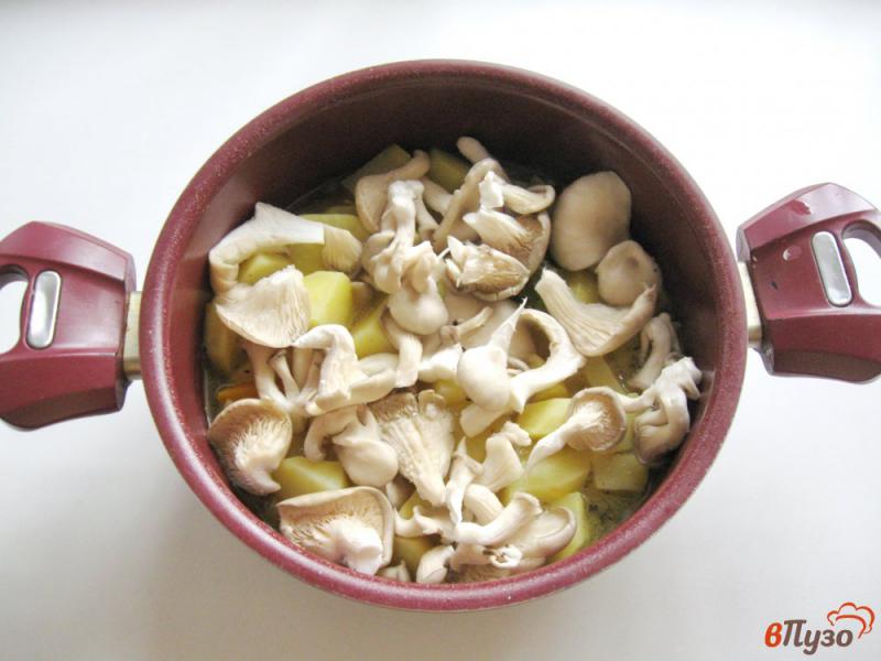 Фото приготовление рецепта: Картофель с тыквой и вешенками в сметане шаг №3