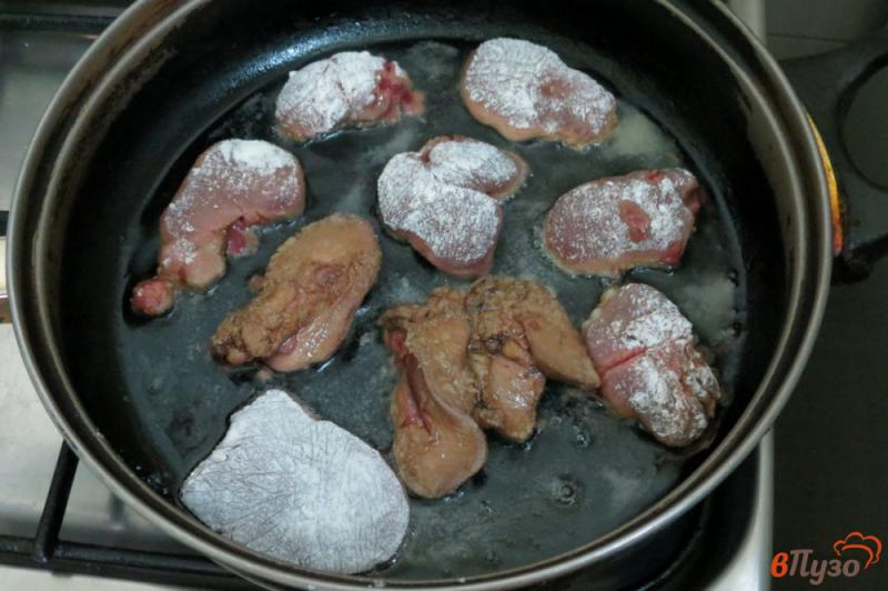 Фото приготовление рецепта: Куриная печень под соусом бешамель шаг №4
