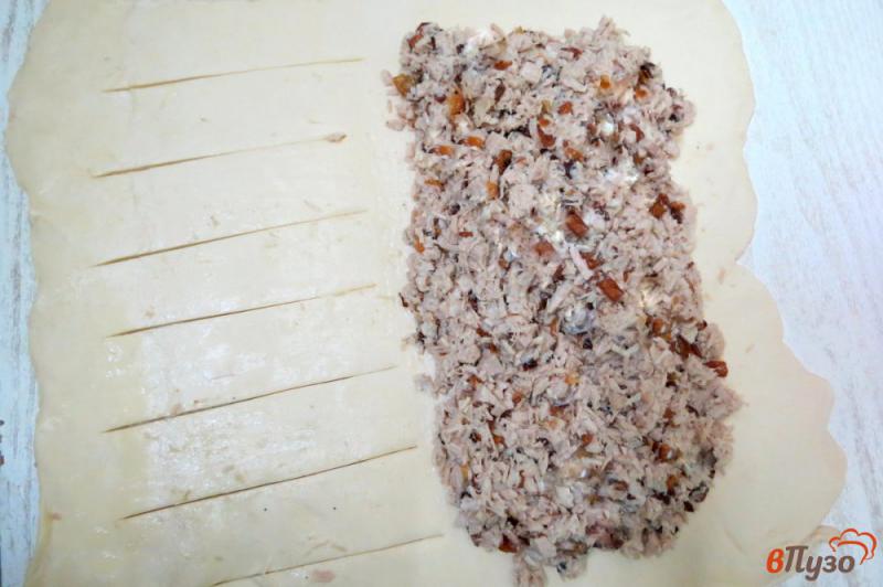 Фото приготовление рецепта: Слоёный пирог с мясом шаг №4