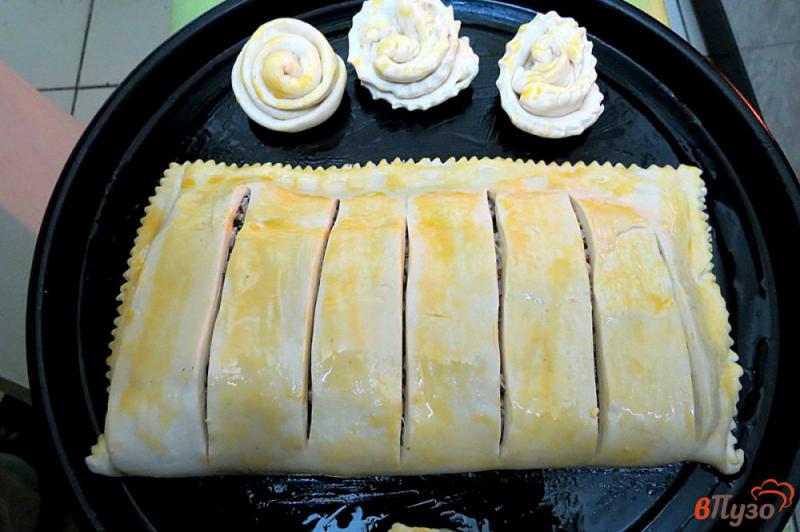 Фото приготовление рецепта: Слоёный пирог с мясом шаг №5