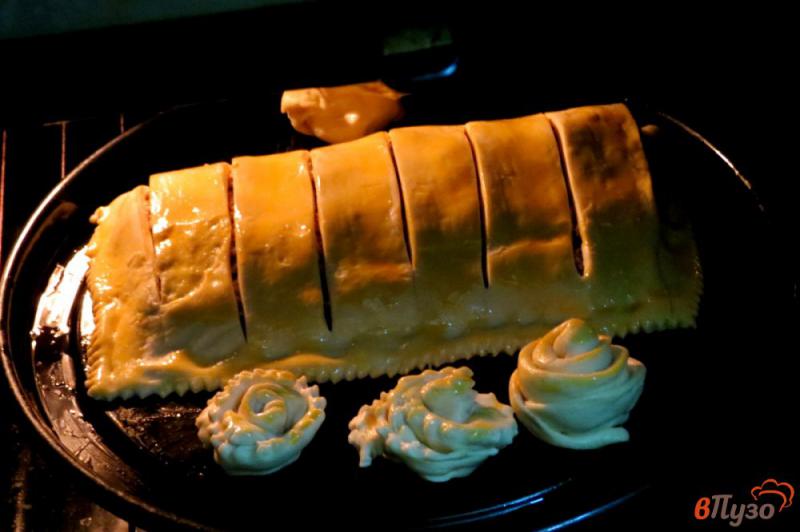 Фото приготовление рецепта: Слоёный пирог с мясом шаг №6