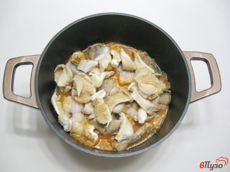 Фото приготовление рецепта: Минтай в соусе с грибами шаг №5