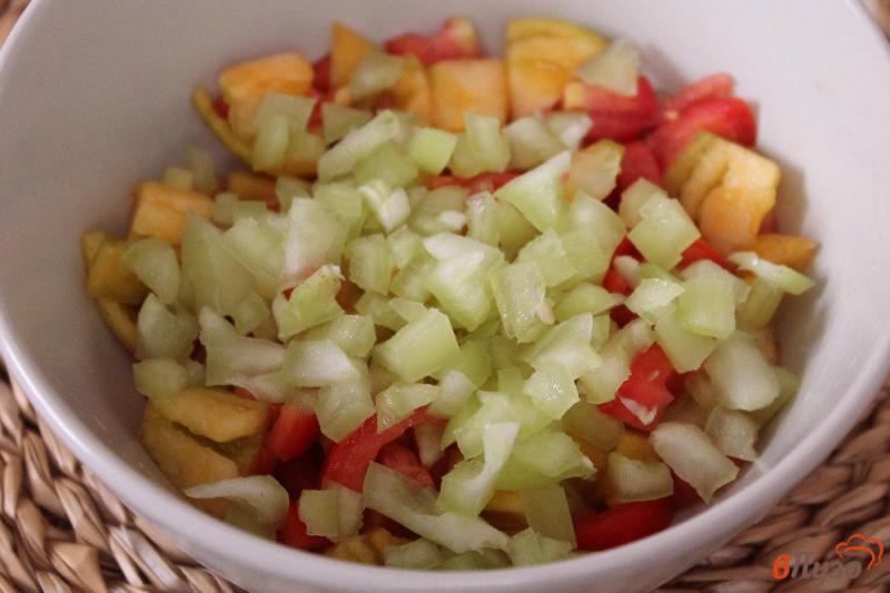 Фото приготовление рецепта: Салат из помидор с солеными грибами и сыром шаг №2