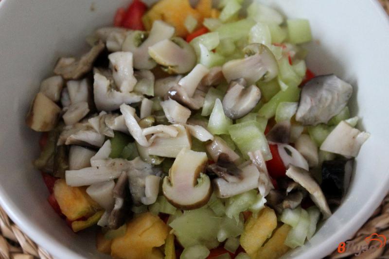 Фото приготовление рецепта: Салат из помидор с солеными грибами и сыром шаг №3