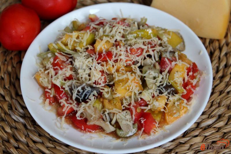 Фото приготовление рецепта: Салат из помидор с солеными грибами и сыром шаг №5