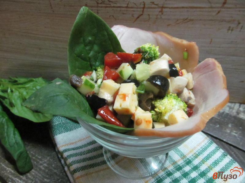 Фото приготовление рецепта: Салат с ветчиной грибами сыром и оливками шаг №6