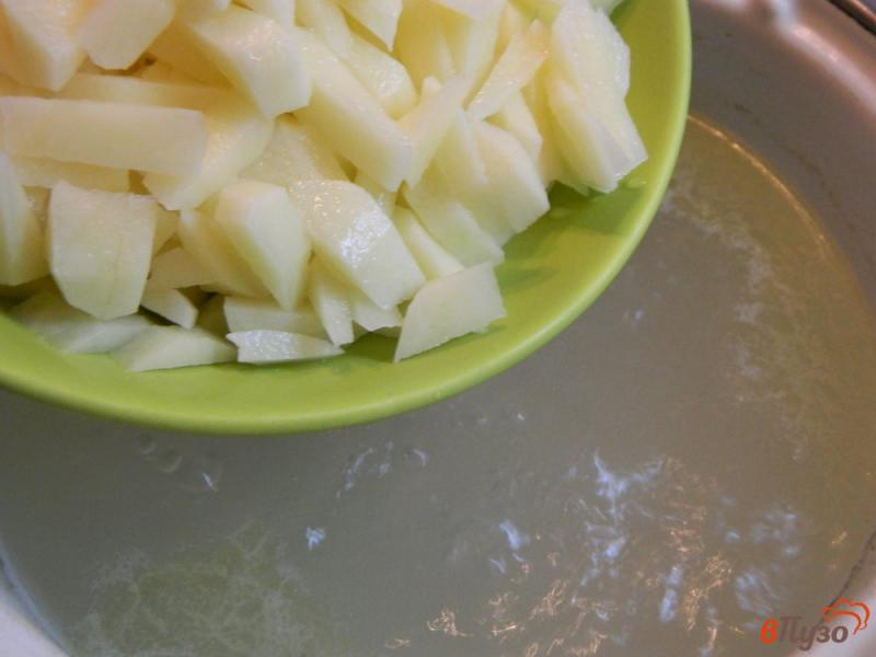 Фото приготовление рецепта: Суп с зеленым горошком и свежими помидорами шаг №1