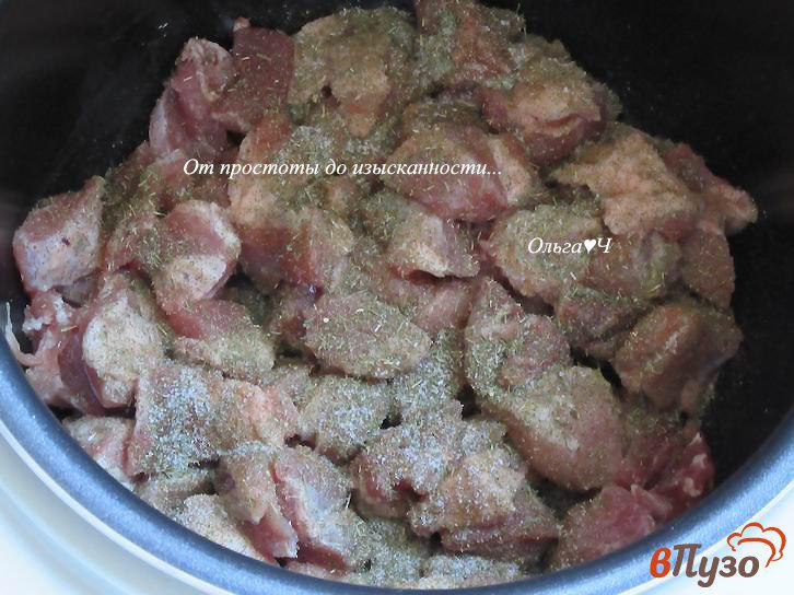 Фото приготовление рецепта: Свинина с рисом, стручковой фасолью и укропом шаг №2