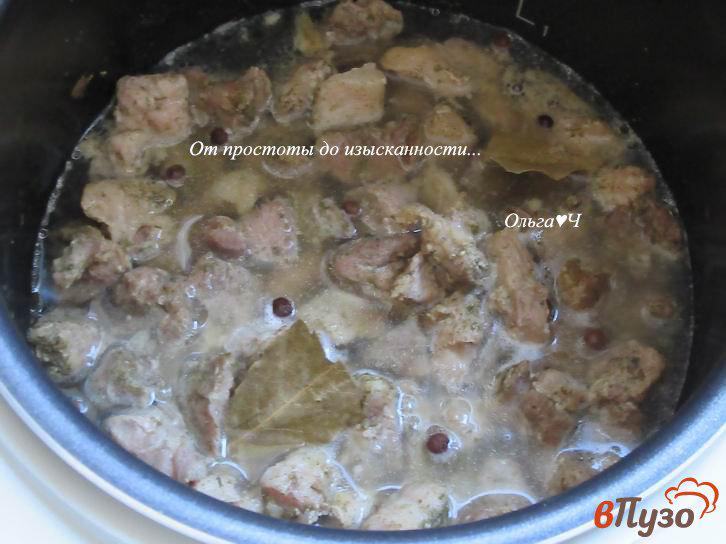 Фото приготовление рецепта: Свинина с рисом, стручковой фасолью и укропом шаг №3