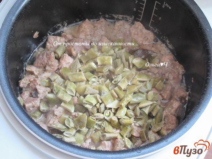 Фото приготовление рецепта: Свинина с рисом, стручковой фасолью и укропом шаг №4