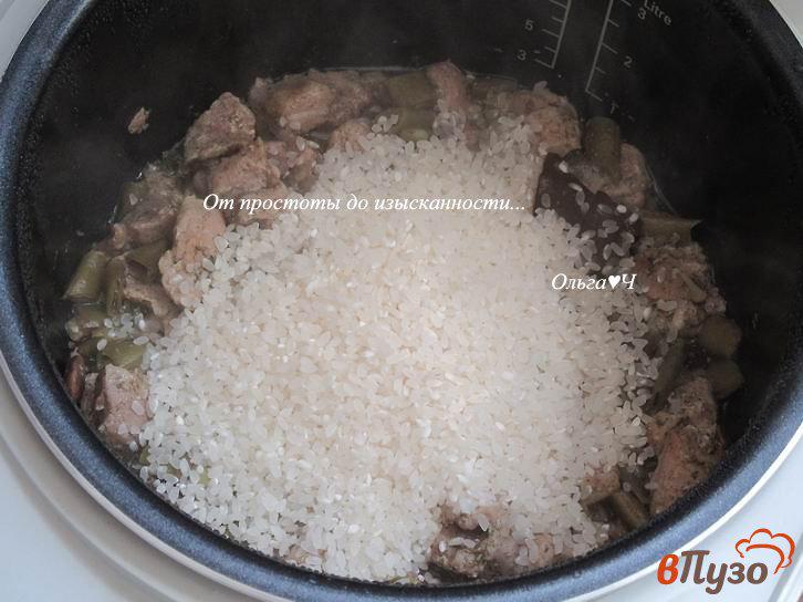 Фото приготовление рецепта: Свинина с рисом, стручковой фасолью и укропом шаг №5