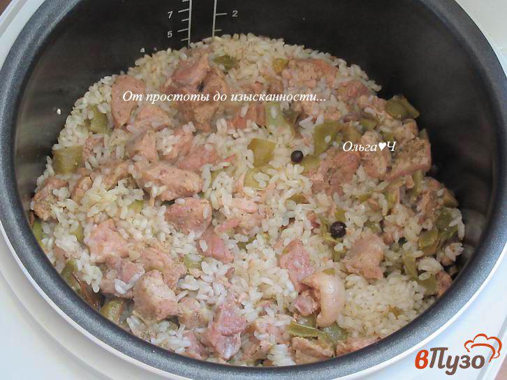Фото приготовление рецепта: Свинина с рисом, стручковой фасолью и укропом шаг №6