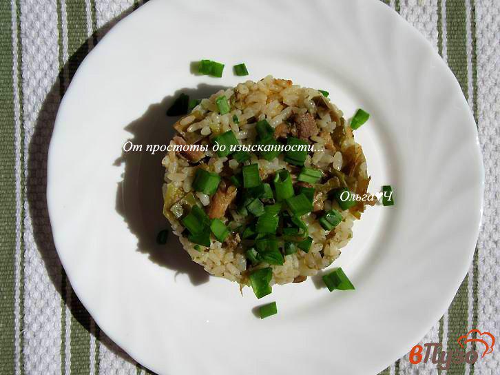 Фото приготовление рецепта: Свинина с рисом, стручковой фасолью и укропом шаг №7