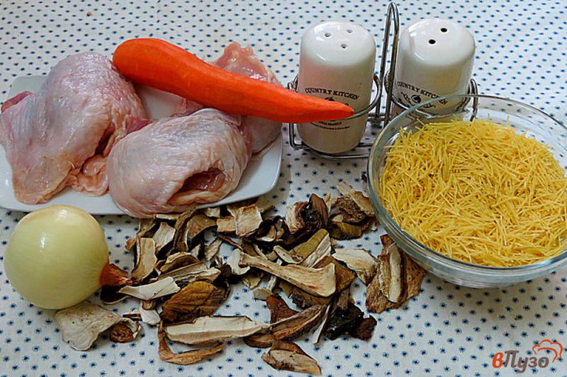 Фото приготовление рецепта: Грибной суп с курицей и вермишелью шаг №1