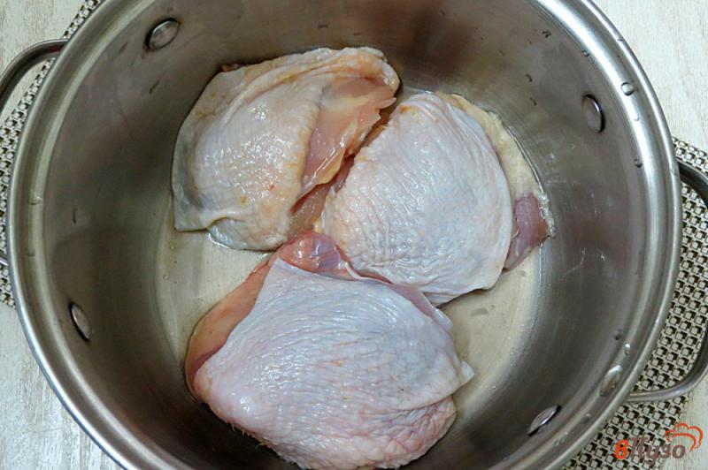 Фото приготовление рецепта: Грибной суп с курицей и вермишелью шаг №2