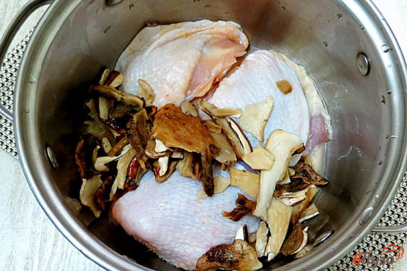 Фото приготовление рецепта: Грибной суп с курицей и вермишелью шаг №3