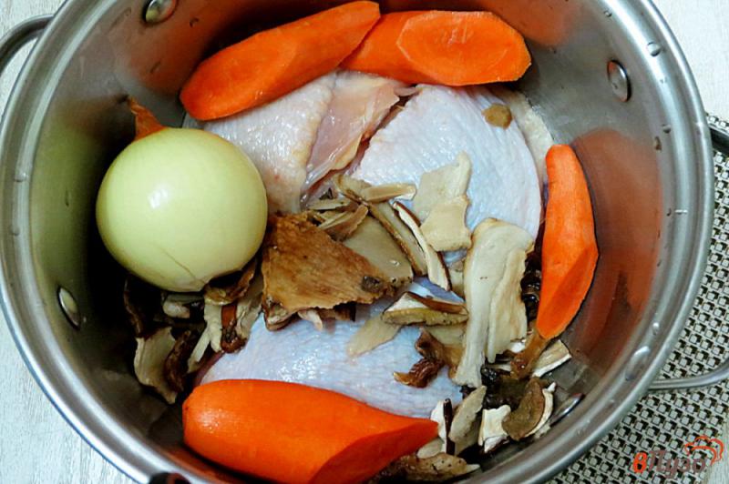 Фото приготовление рецепта: Грибной суп с курицей и вермишелью шаг №4