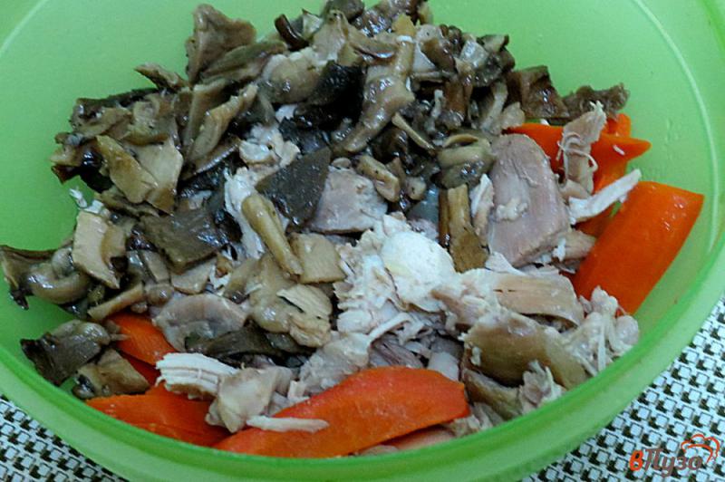 Фото приготовление рецепта: Грибной суп с курицей и вермишелью шаг №6