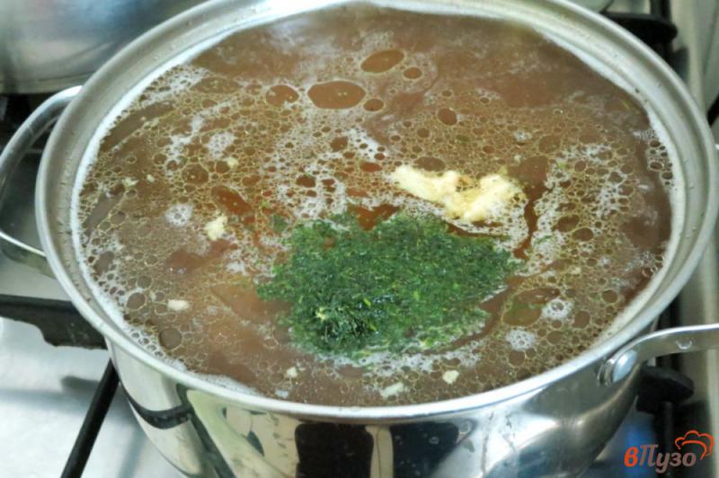 Фото приготовление рецепта: Грибной суп с курицей и вермишелью шаг №7