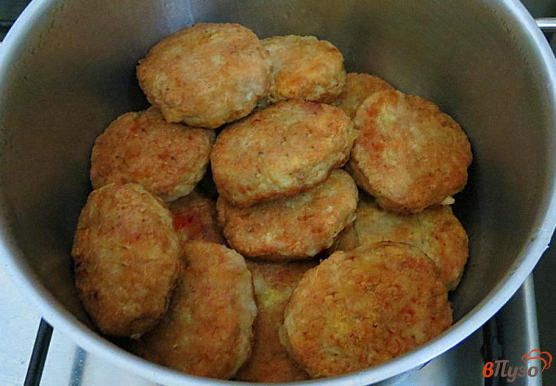 Фото приготовление рецепта: Котлеты с картофелем под соусом шаг №6