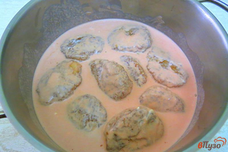 Фото приготовление рецепта: Котлеты с картофелем под соусом шаг №8