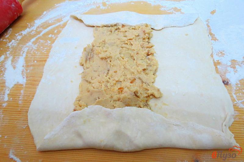 Фото приготовление рецепта: Слоёные пироги с горохом шаг №7