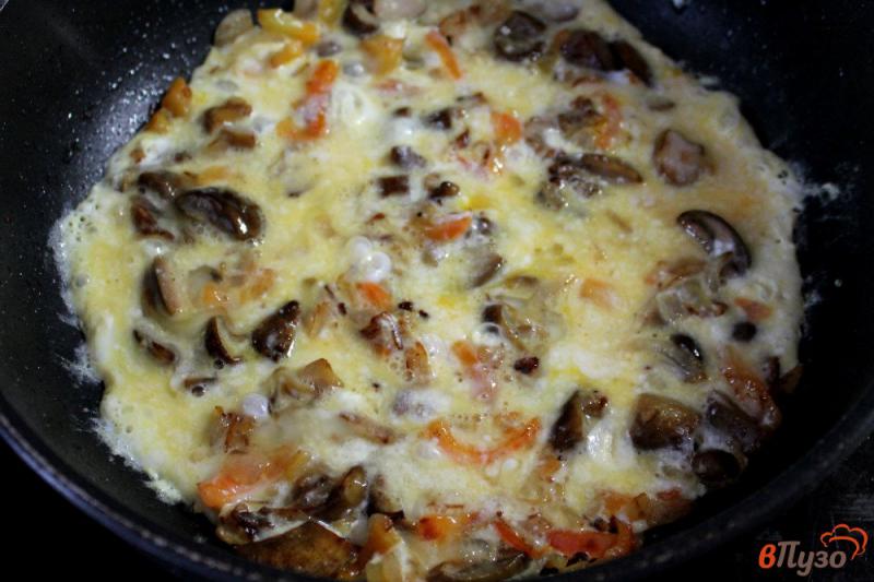 Фото приготовление рецепта: Омлет с грибами, перцем и сыром шаг №4