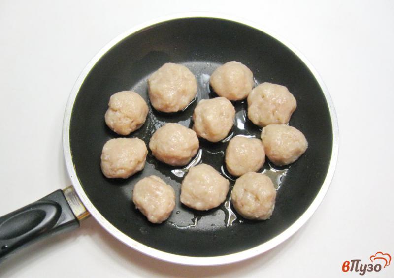 Фото приготовление рецепта: Фрикадельки с картофелем в духовке шаг №4