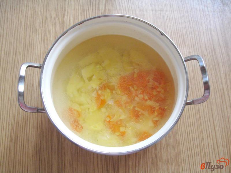 Фото приготовление рецепта: Суп с цветной капустой и зеленым горошком шаг №3