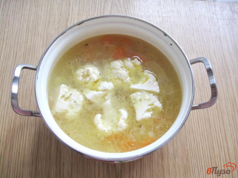 Фото приготовление рецепта: Суп с цветной капустой и зеленым горошком шаг №5