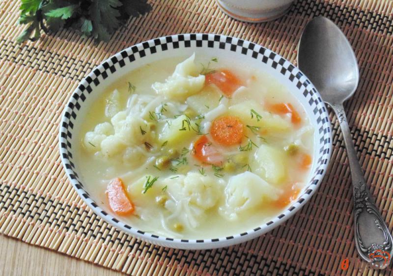 Фото приготовление рецепта: Суп с цветной капустой и зеленым горошком шаг №7