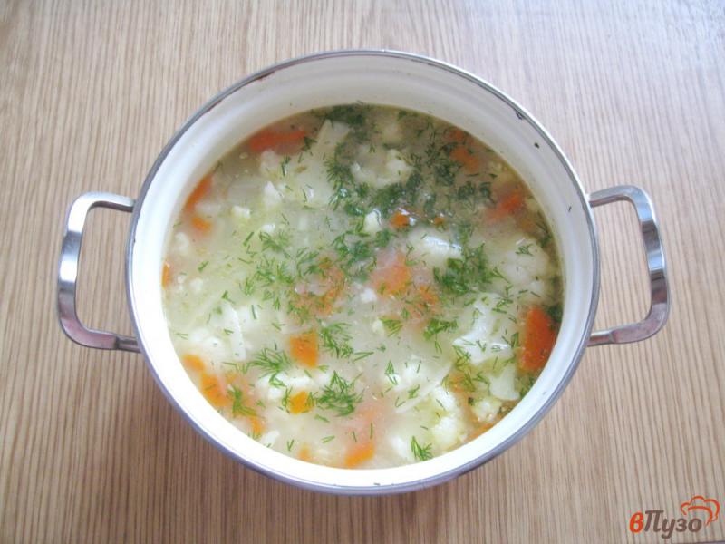 Фото приготовление рецепта: Суп с цветной капустой и зеленым горошком шаг №6