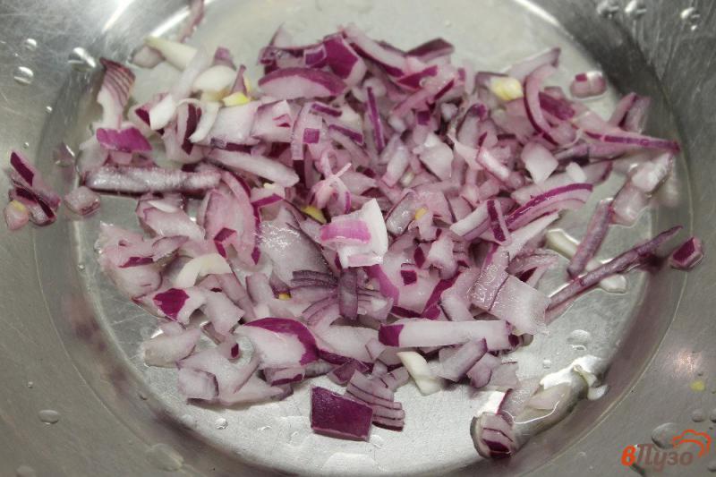 Фото приготовление рецепта: Салат из пекинской капусты с солеными грибами и яблоками шаг №1