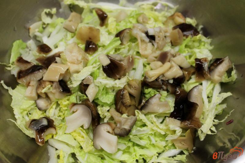 Фото приготовление рецепта: Салат из пекинской капусты с солеными грибами и яблоками шаг №3