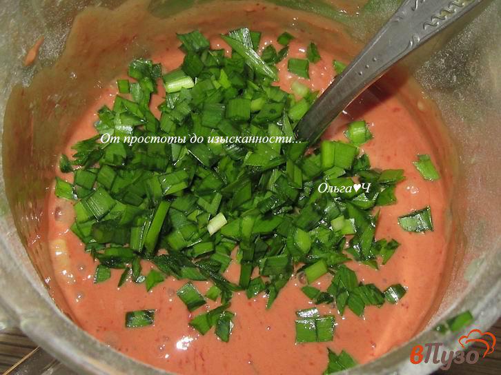 Фото приготовление рецепта: Печеночные оладьи с зеленым луком и орегано шаг №4