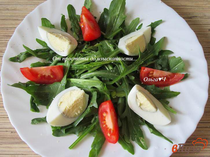 Фото приготовление рецепта: Салат с рукколой, помидором и яйцом шаг №3