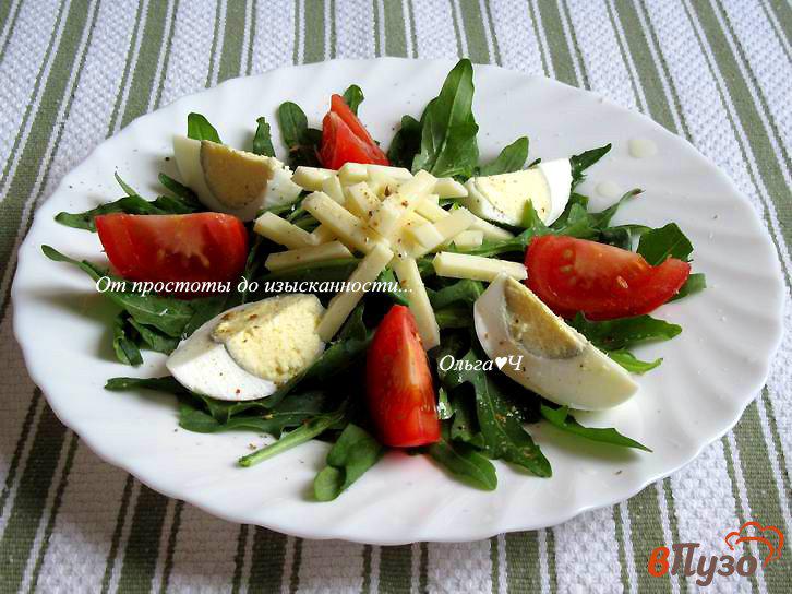 Фото приготовление рецепта: Салат с рукколой, помидором и яйцом шаг №5