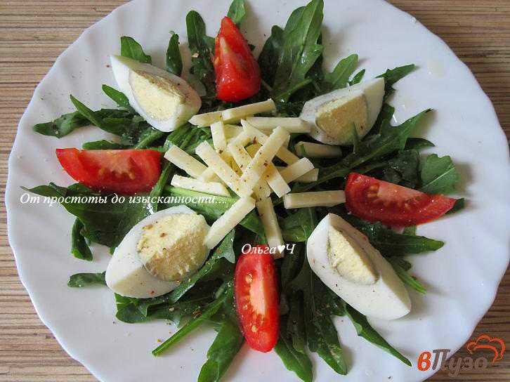 Фото приготовление рецепта: Салат с рукколой, помидором и яйцом шаг №4