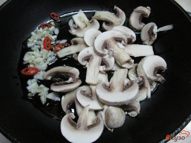 Фото приготовление рецепта: Куриные бедра с полентой под грибным соусом шаг №3
