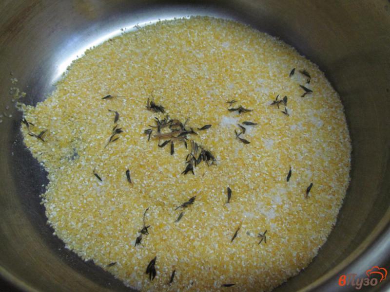 Фото приготовление рецепта: Куриные бедра с полентой под грибным соусом шаг №2
