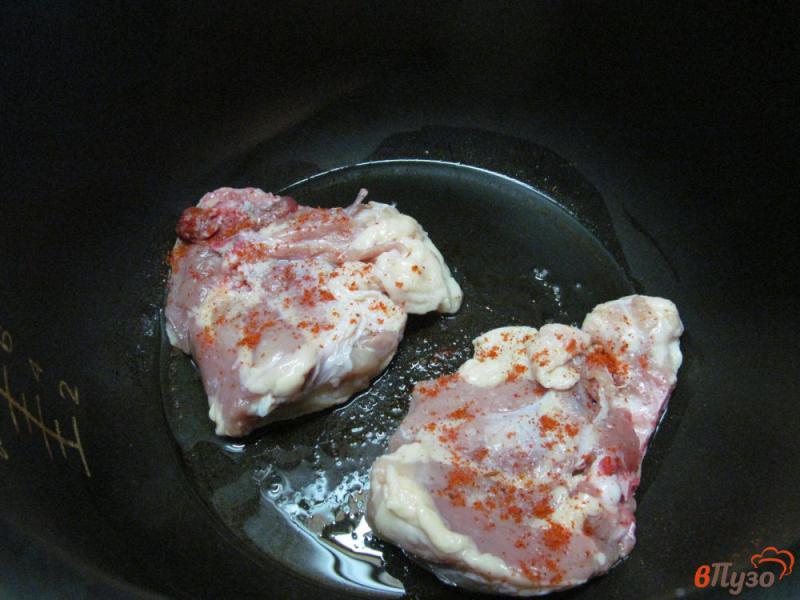 Фото приготовление рецепта: Куриные бедра с полентой под грибным соусом шаг №1