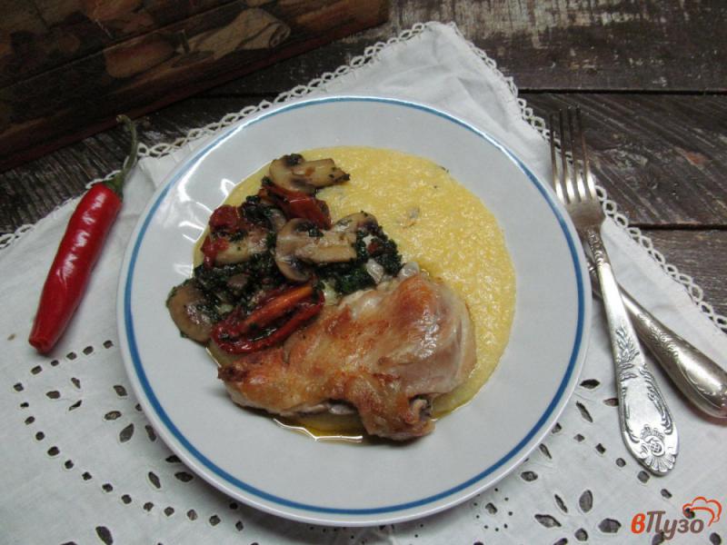 Фото приготовление рецепта: Куриные бедра с полентой под грибным соусом шаг №7
