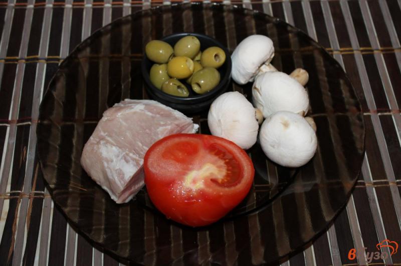 Фото приготовление рецепта: Салат с жареной свининой, грибами и оливками шаг №1